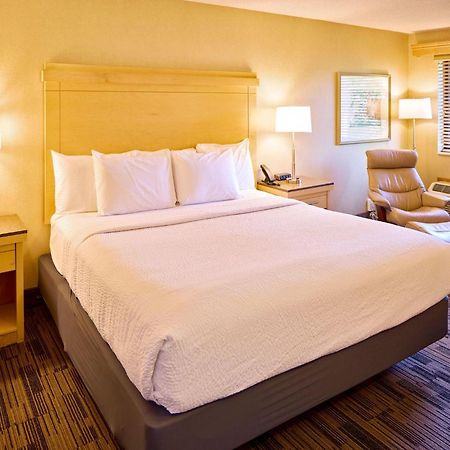 Livinn Hotel Cincinnati North/ Шарънвил Екстериор снимка
