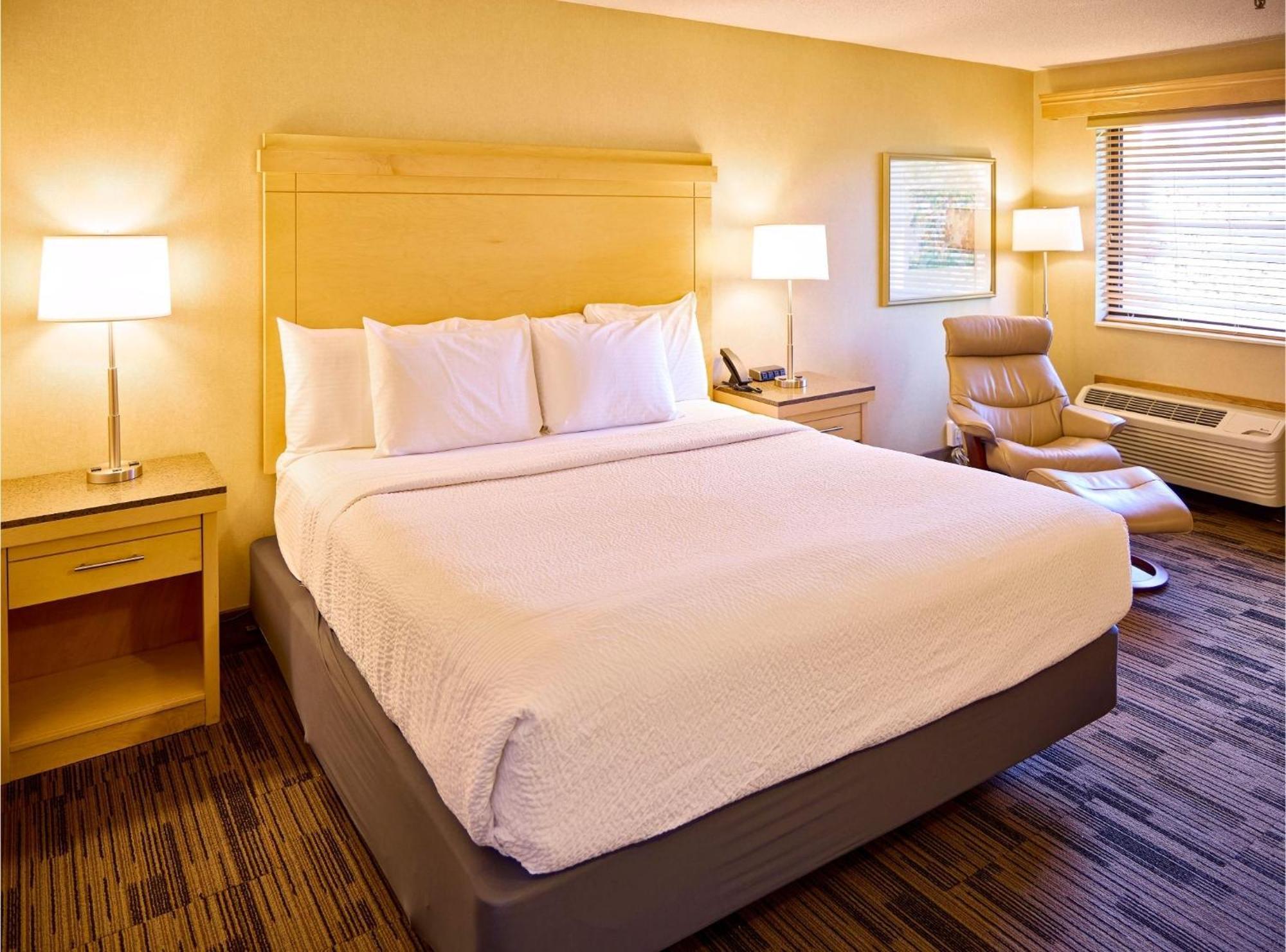 Livinn Hotel Cincinnati North/ Шарънвил Екстериор снимка