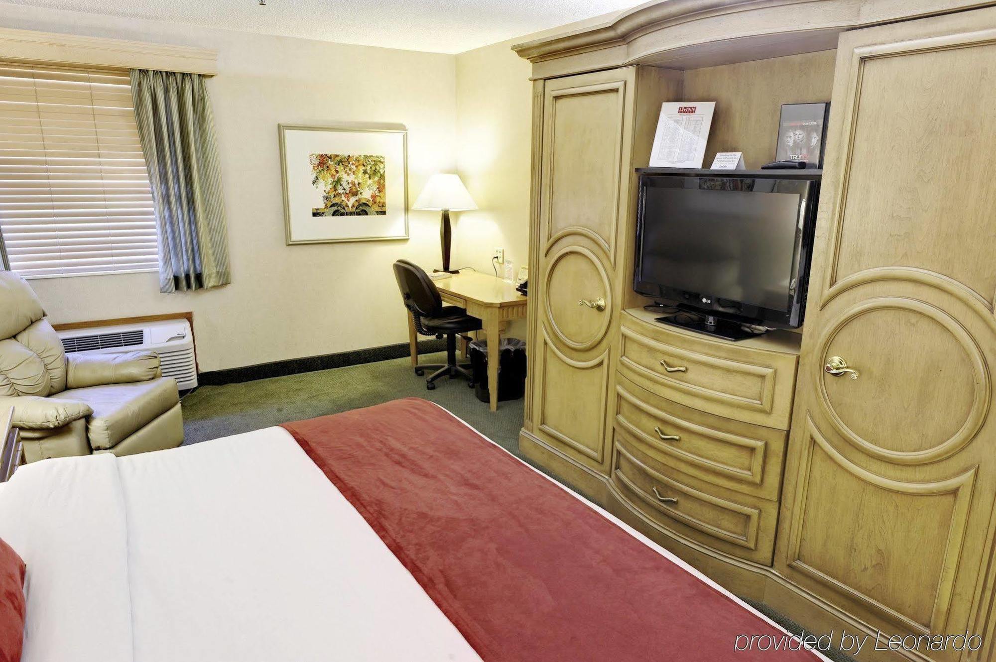 Livinn Hotel Cincinnati North/ Шарънвил Екстериор снимка