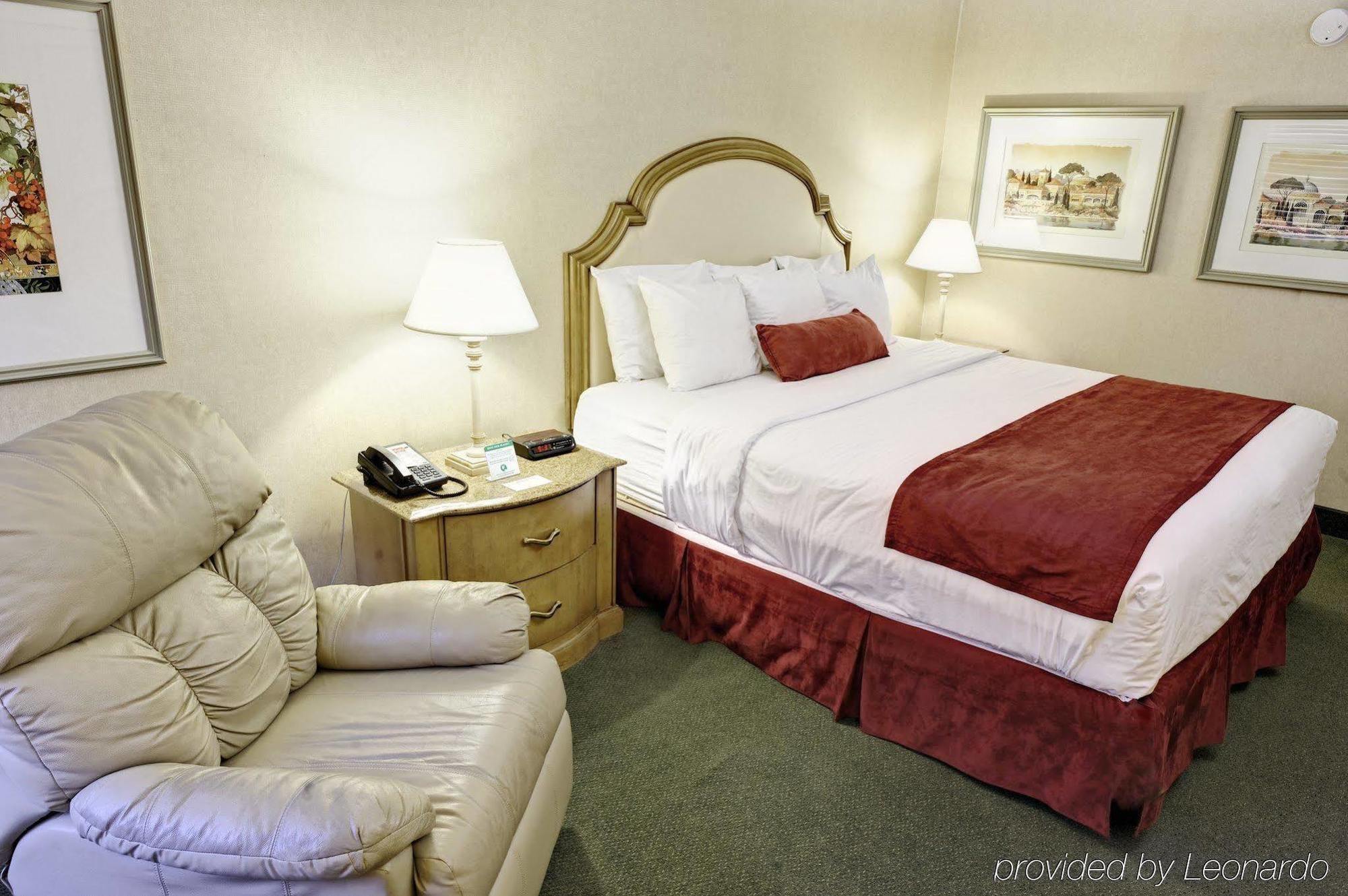 Livinn Hotel Cincinnati North/ Шарънвил Екстериор снимка