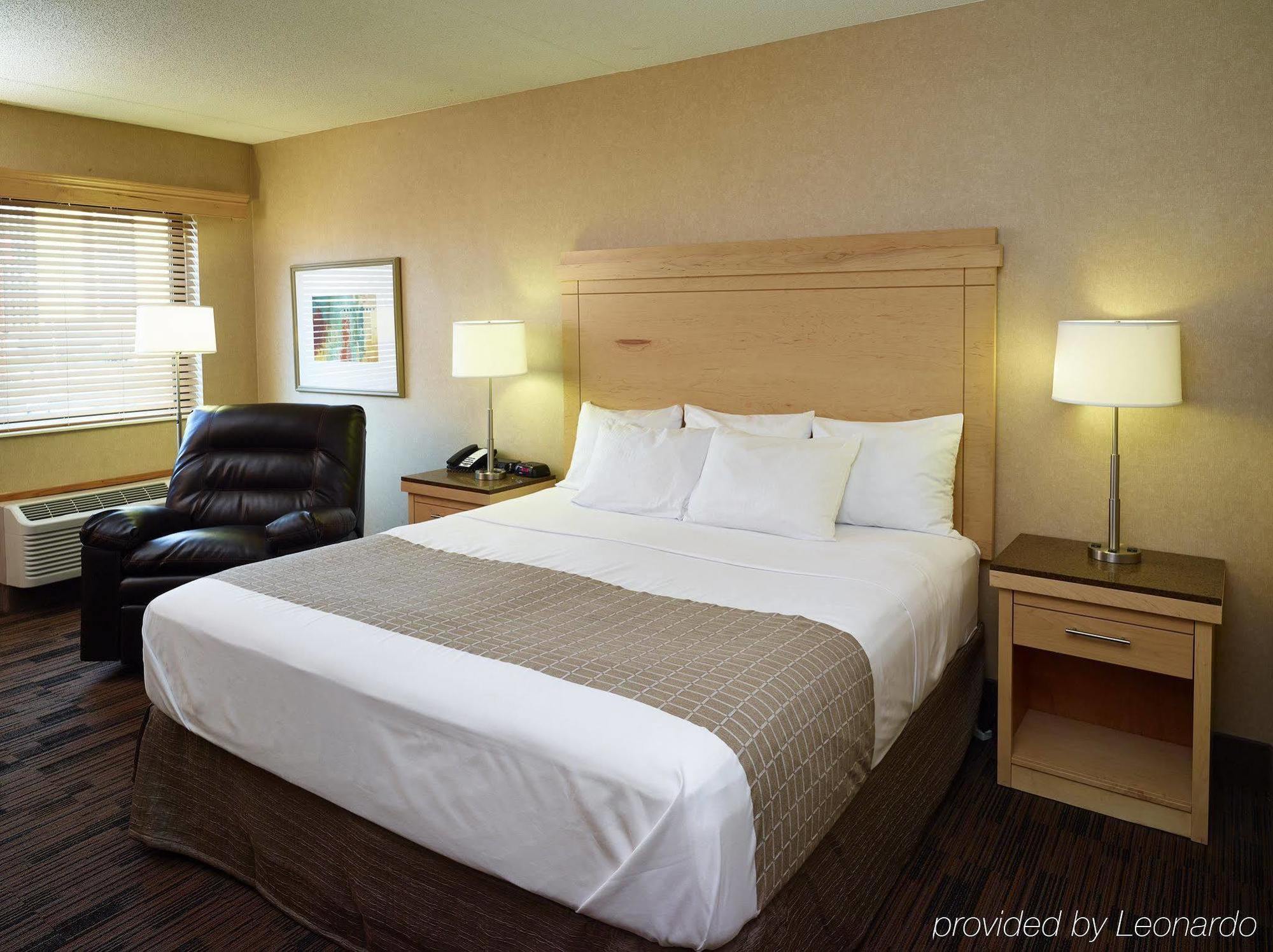 Livinn Hotel Cincinnati North/ Шарънвил Екстериор снимка