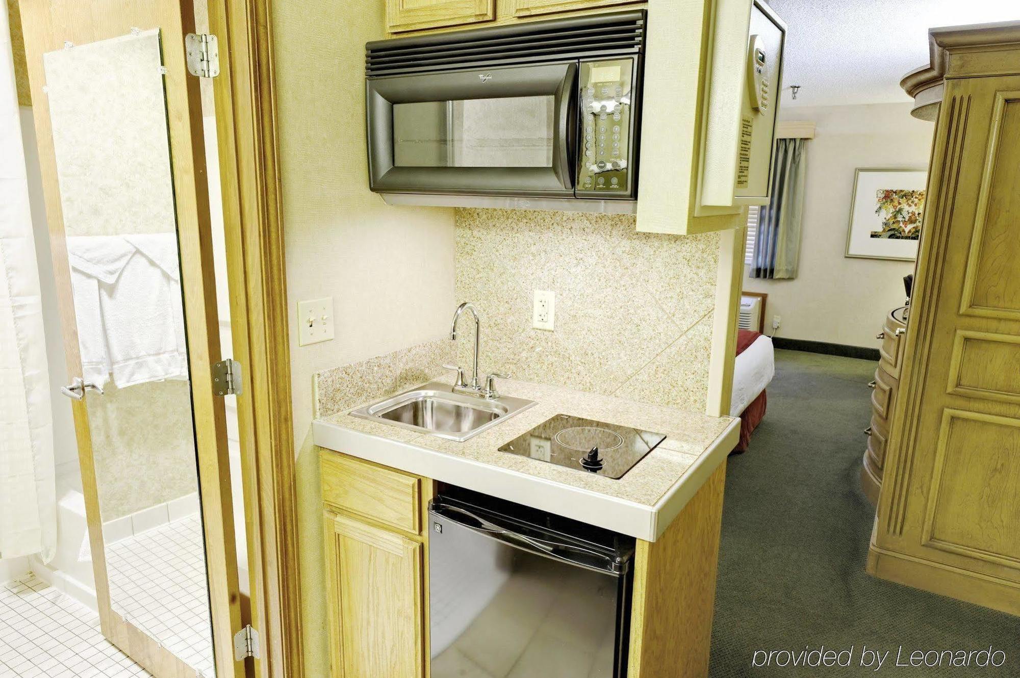 Livinn Hotel Cincinnati North/ Шарънвил Екстериор снимка