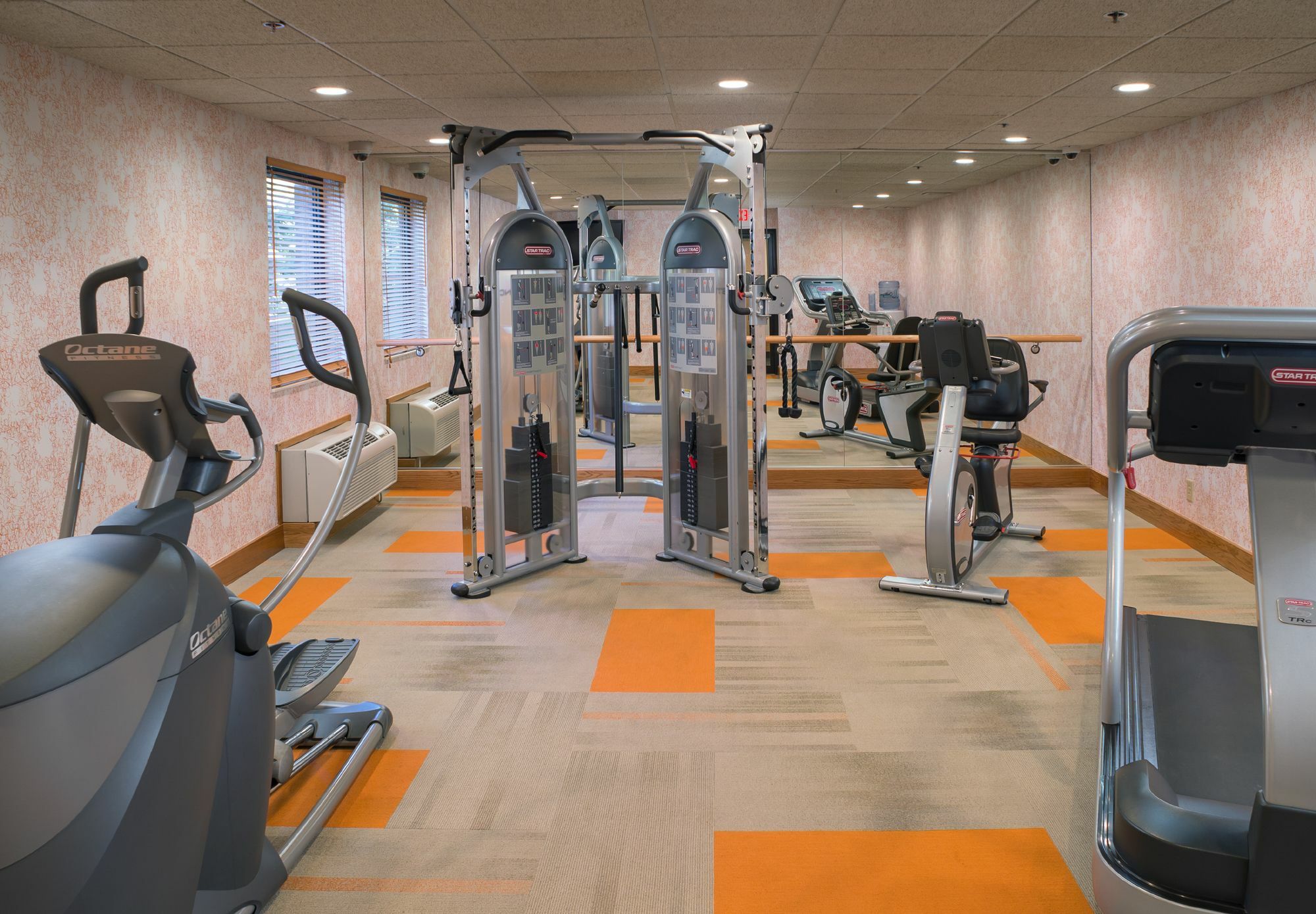 Livinn Hotel Cincinnati North/ Шарънвил Екстериор снимка